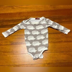 Milkbarn Gray Cotton Long-Sleeve Hedgehog One-Piece Bodysuit Size 6-12 Months
